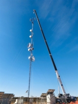 Antenna Lifts - zoom in to see the worker at the top !